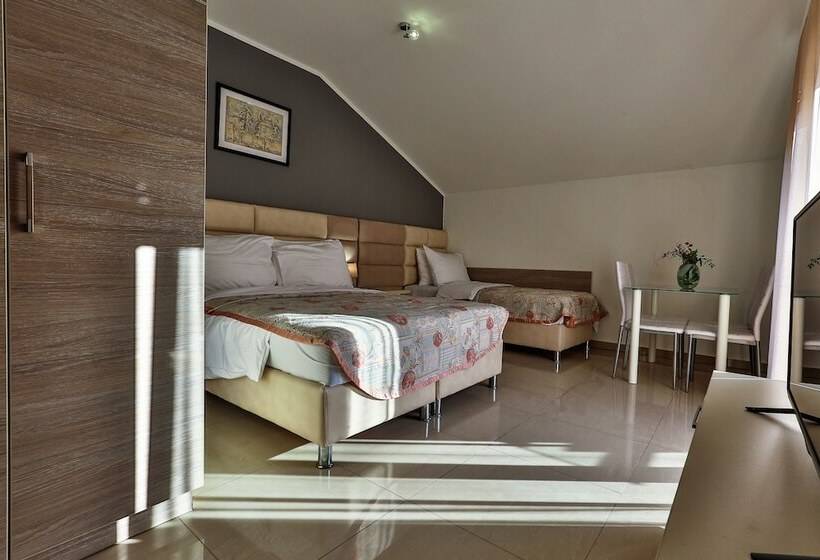 اتاق لوکس سه تخته, Villa Velzon Guesthouse