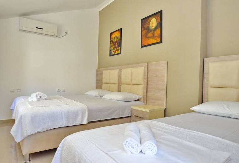 اتاق لوکس سه تخته, Villa Velzon Guesthouse