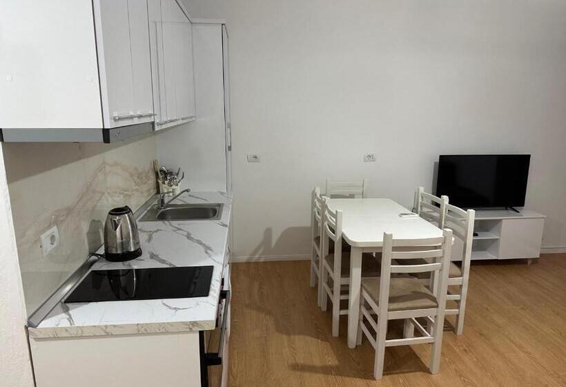 דירת חדר עם נוף לים ומרפסת, Espana Apart