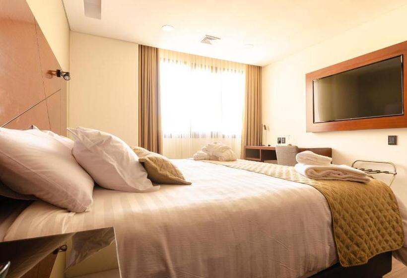 اتاق لوکس با تخت بزرگ, Mitru Sur