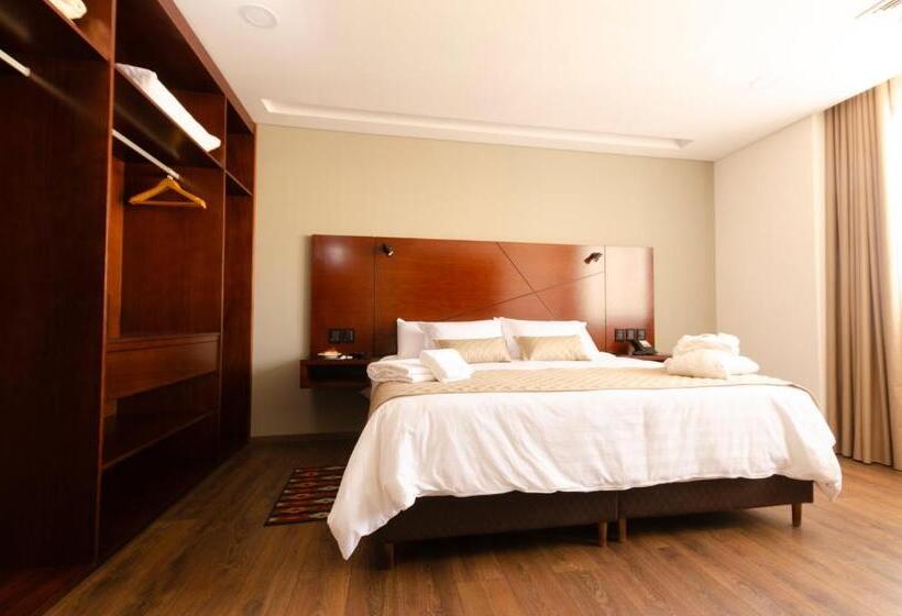 اتاق لوکس خانوادگی, Mitru Sur