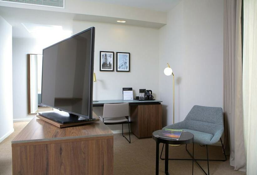 اتاق لوکس با تخت بزرگ, Hotel Riu Plaza España