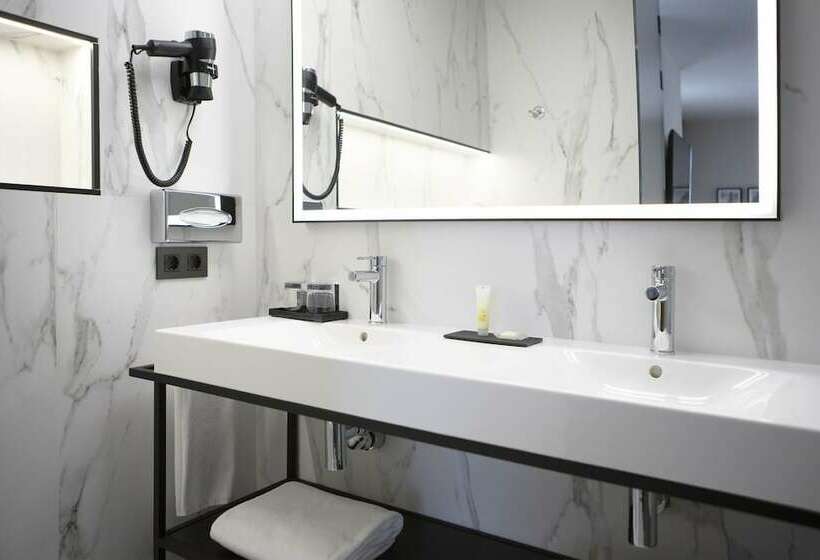 اتاق لوکس با تخت بزرگ, Hotel Riu Plaza España