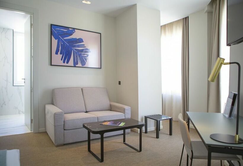 اتاق لوکس با تخت بزرگ, Hotel Riu Plaza España