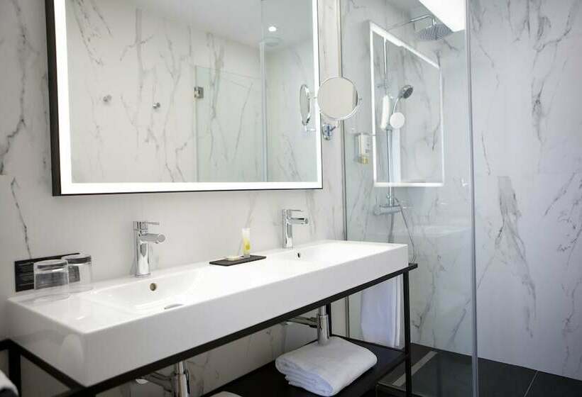 اتاق لوکس با تخت بزرگ, Hotel Riu Plaza España