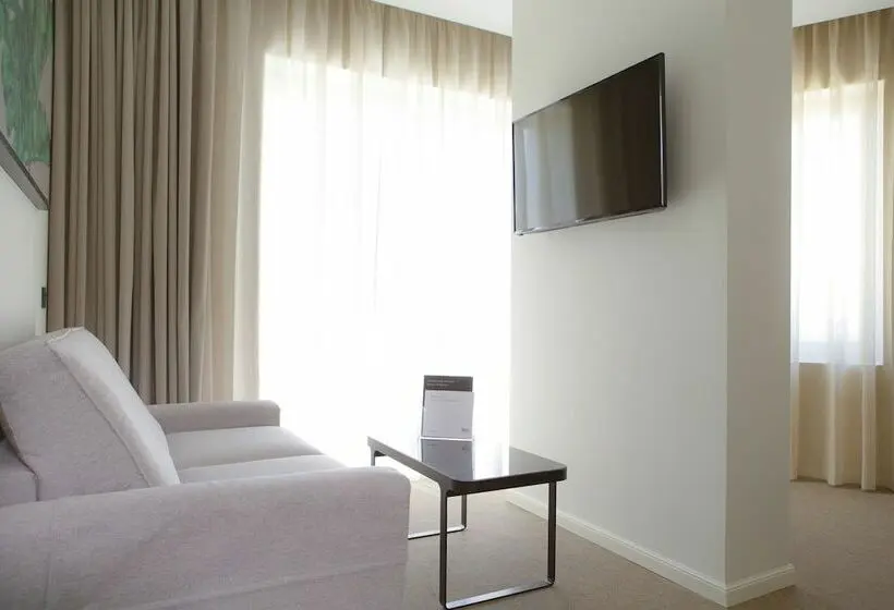 سوئیت جونیور با تراس, Hotel Riu Plaza España