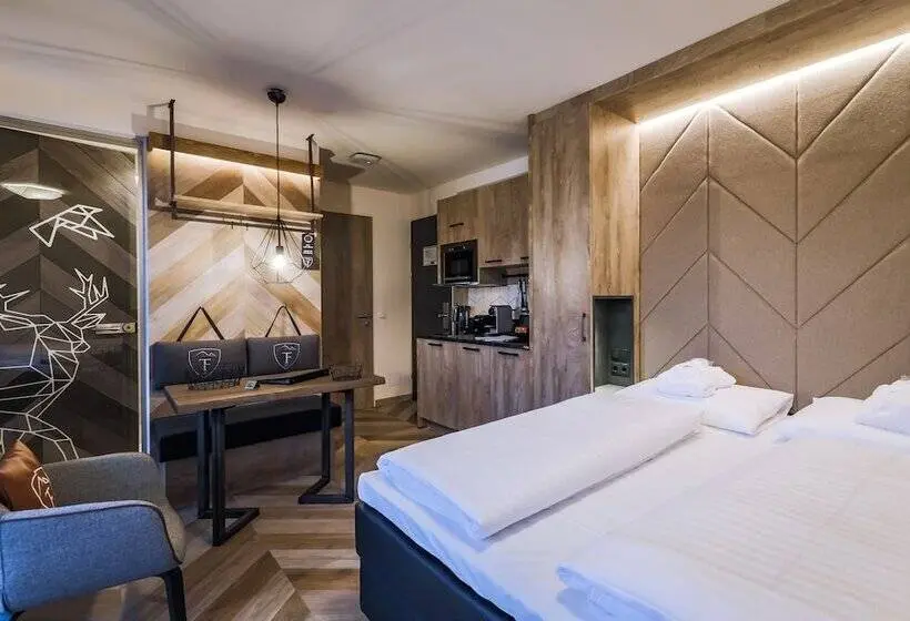 استودیوی استاندارد, 24 By Avenida   Mountain