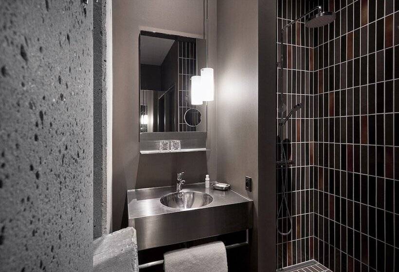 חדר בסיסי, Ottilia