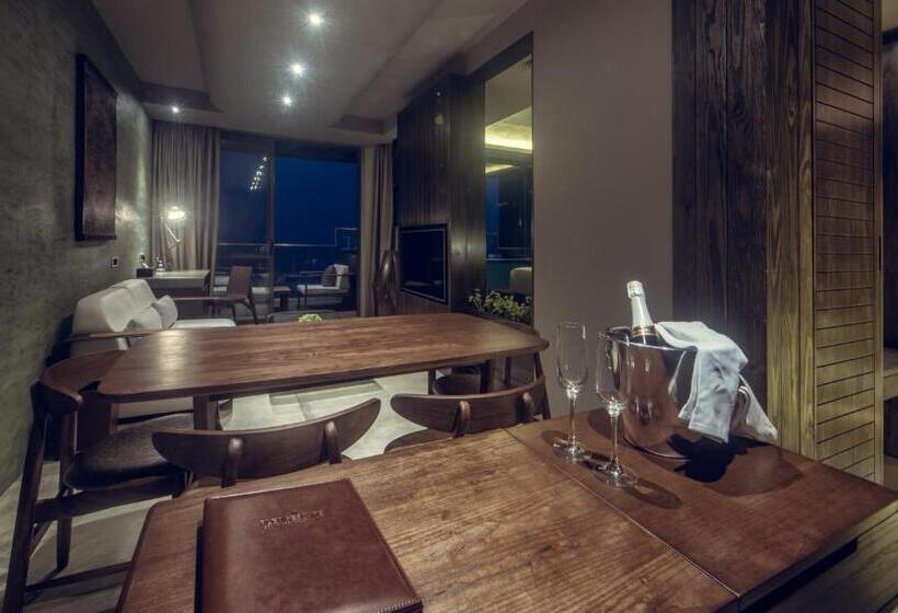 Люкс с Бассейном, Pledge Scape