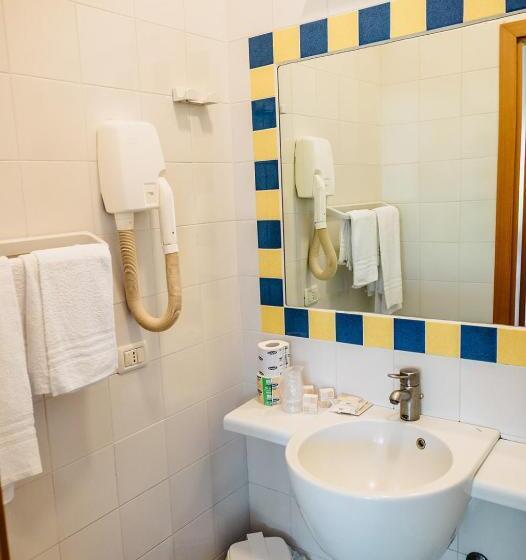 Номер Стандарт Трехместный, Rojas