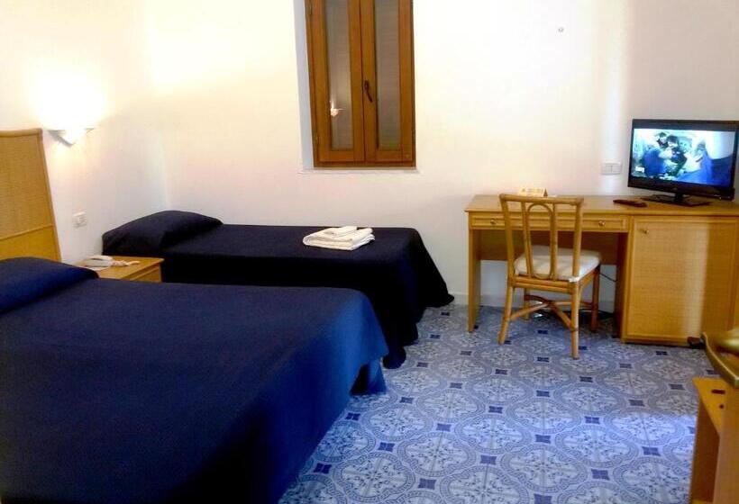 Номер Стандарт Трехместный, Rojas