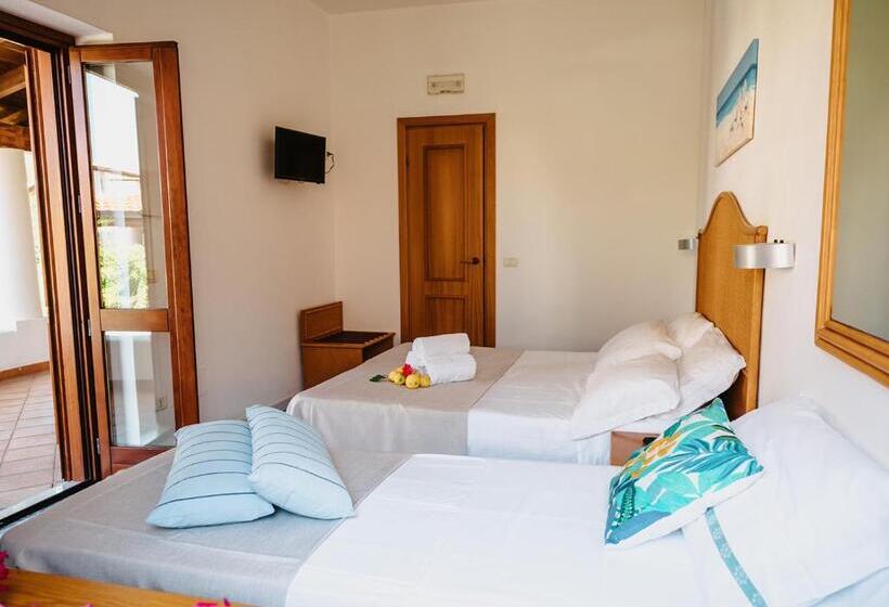 Номер Стандарт Трехместный, Rojas