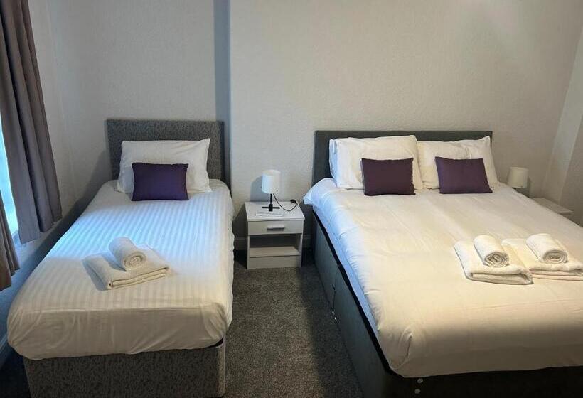 חדר סטנדרט לשלושה, The Clifton Seafront