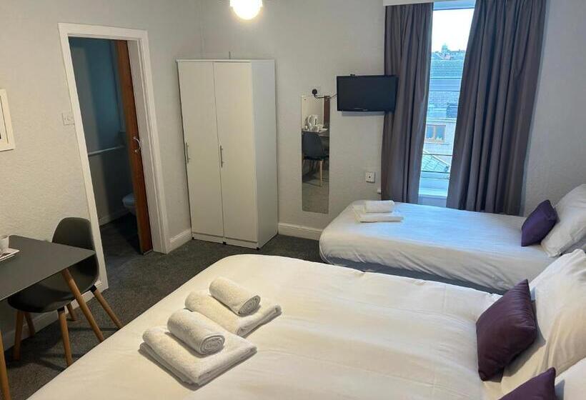 חדר סטנדרט לשלושה, The Clifton Seafront