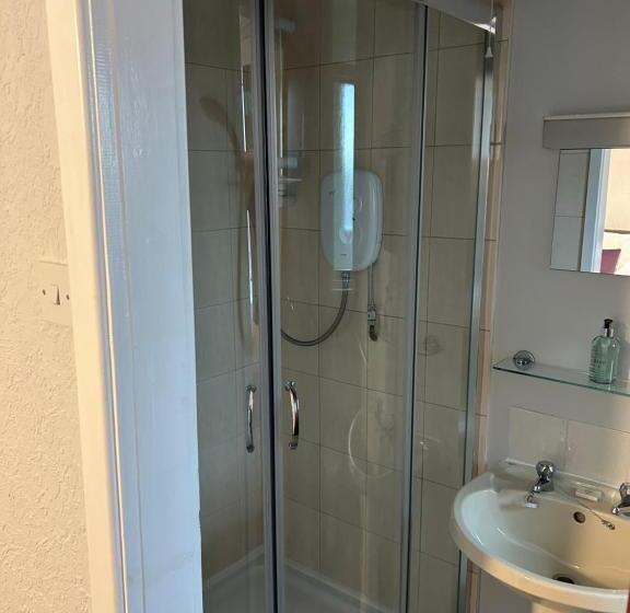 חדר סטנדרט לשלושה, The Clifton Seafront