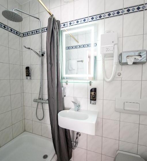 חדר סטנדרט לשלושה, Bluchertal