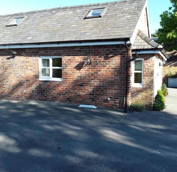 Номер Стандарт, Rylands Farmhouse