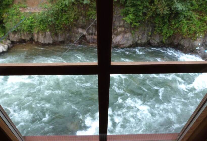 اتاق خانوادگی, Dere