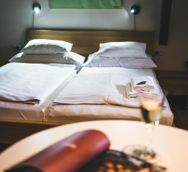 标准间, Alt Straninger