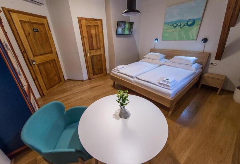 标准间, Alt Straninger