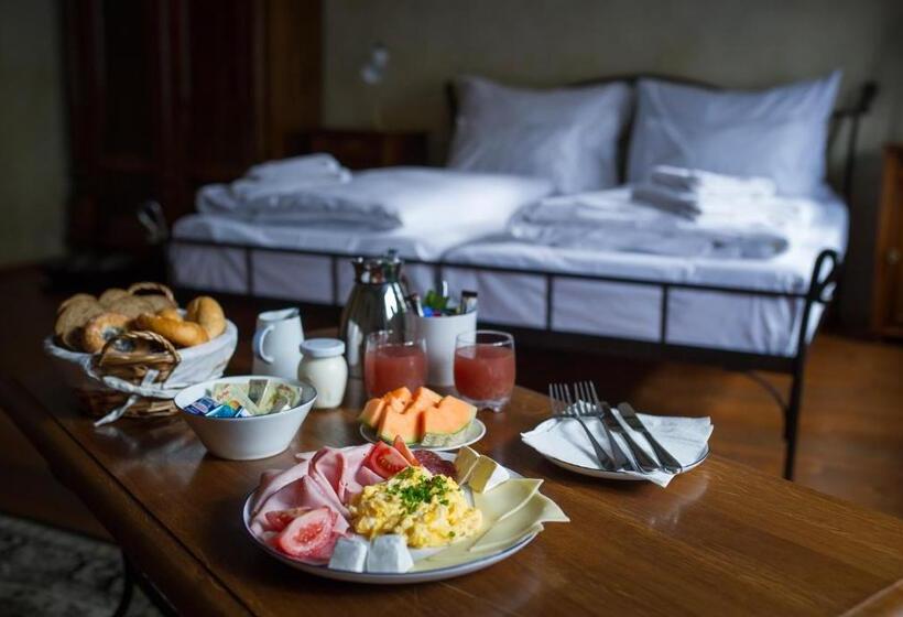 豪华房间, Alt Straninger