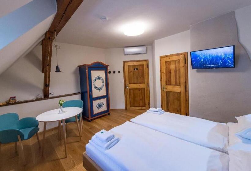 标准间, Alt Straninger