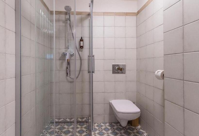 标准间, Alt Straninger