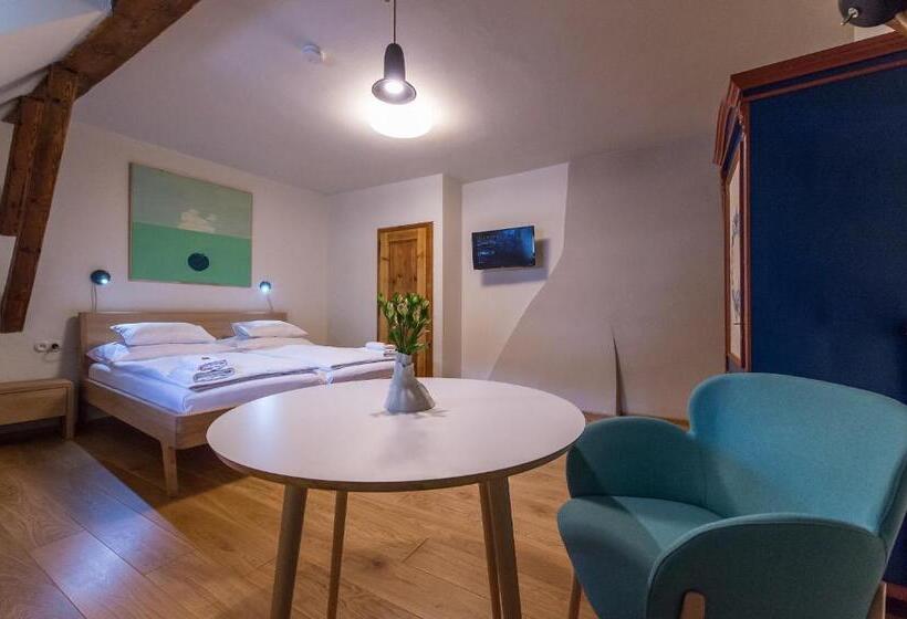 标准间, Alt Straninger