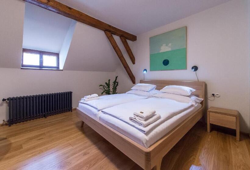 标准间, Alt Straninger