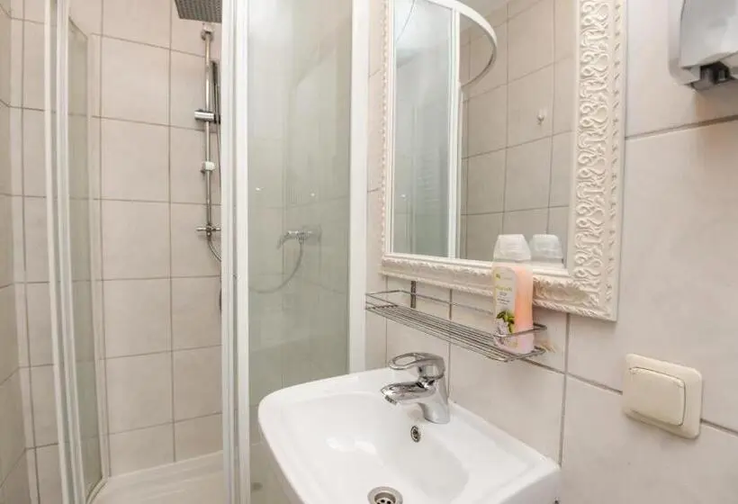 اتاق خانوادگی, Columba Livia Guesthouse