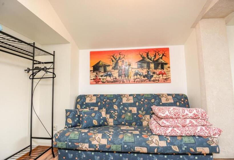 اتاق خانوادگی, Columba Livia Guesthouse