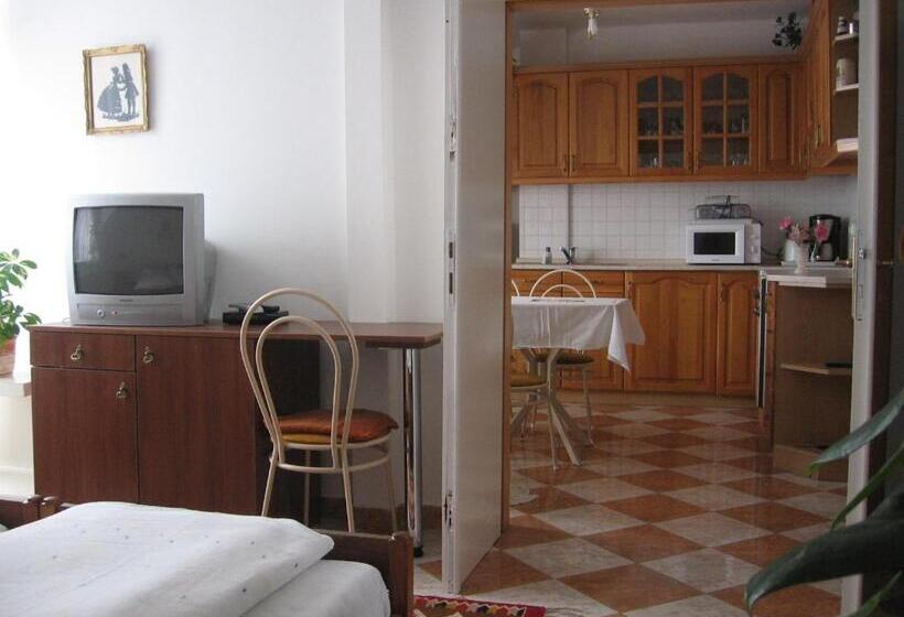 1 Szobás Apartman, Pension óvári