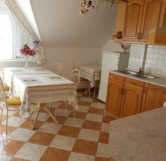آپارتمان 1 خوابه, Pension óvári