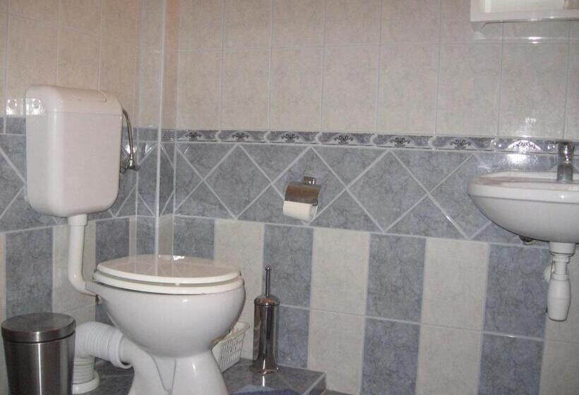1 Szobás Apartman, Pension óvári