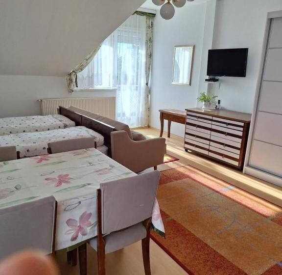 1 Szobás Apartman, Pension óvári