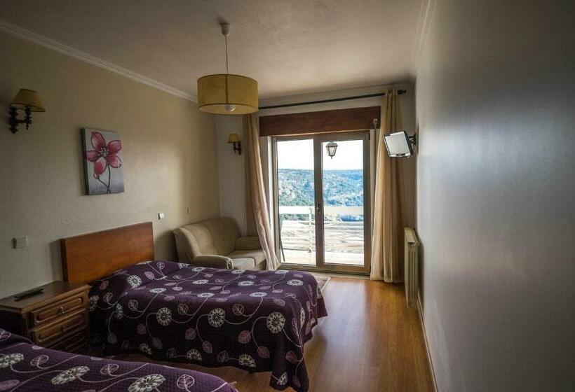 Quarto Triplo Estandar, Flor Do Douro   Comércio E Hotelaria, Lda