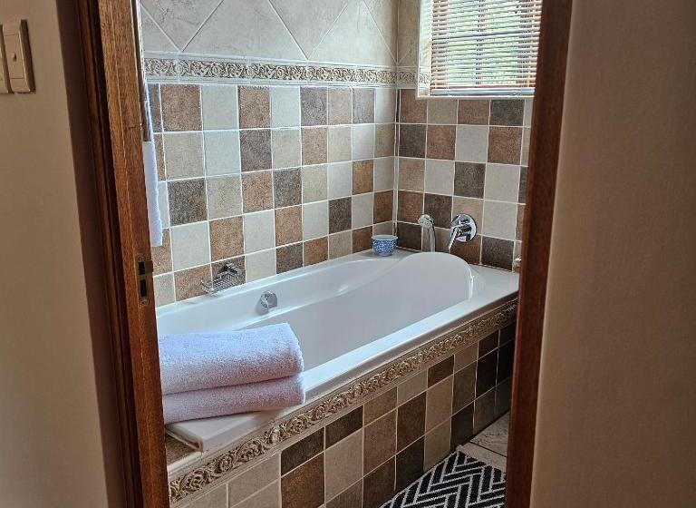 סוויטה עם מרפסת, House Of House Guest House