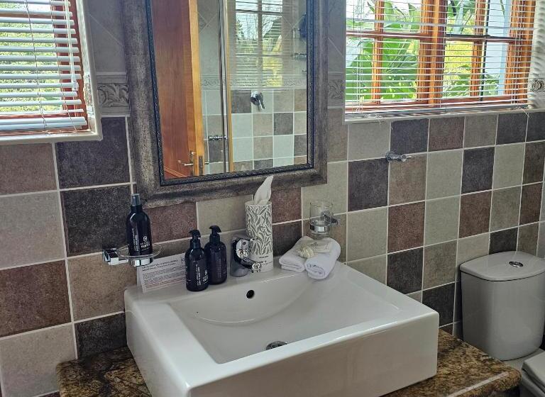 סוויטה עם מרפסת, House Of House Guest House