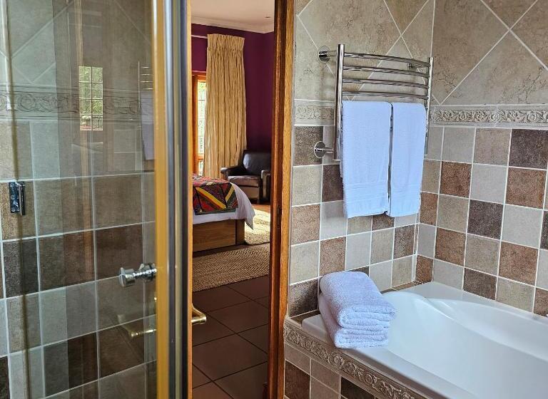 סוויטה עם מרפסת, House Of House Guest House