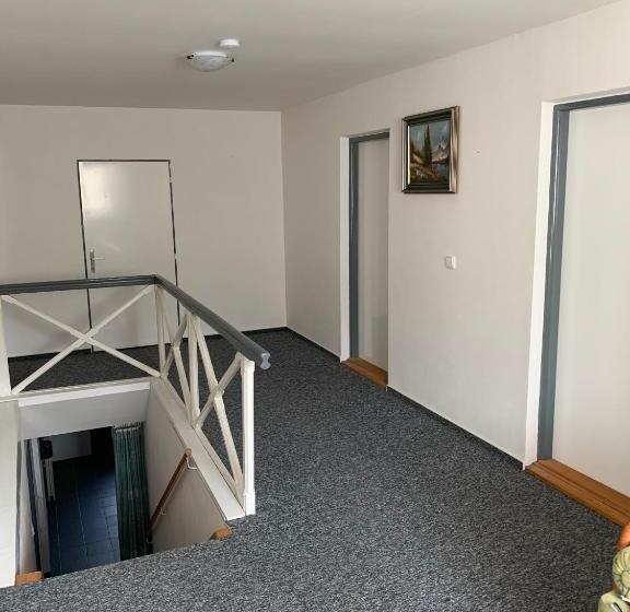 شقة 4 غرف, Penzion Na Bobrovníku