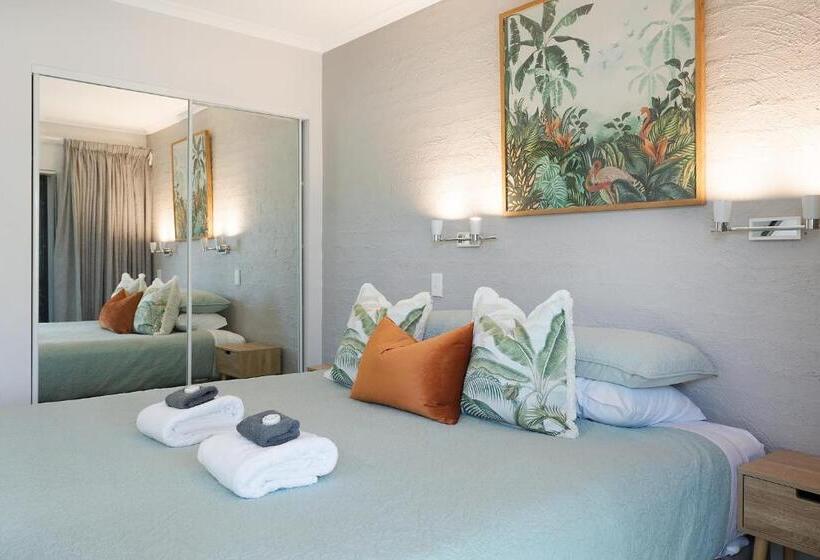 דירת שני חדרים, The Palms Apartments