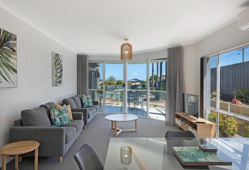 דירת שני חדרים, The Palms Apartments