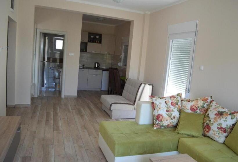 استودیوی استاندارد, Apartments Mm