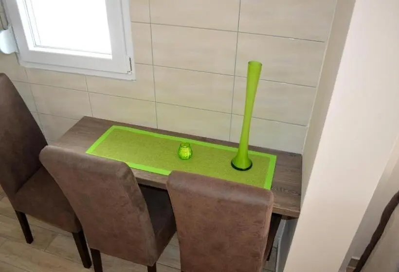 استودیوی استاندارد, Apartments Mm