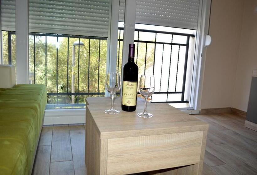 استودیوی استاندارد, Apartments Mm