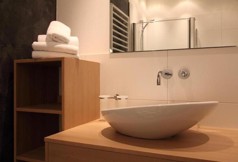 标准三人间, Die Dorfvilla