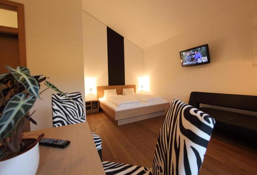 标准三人间, Die Dorfvilla