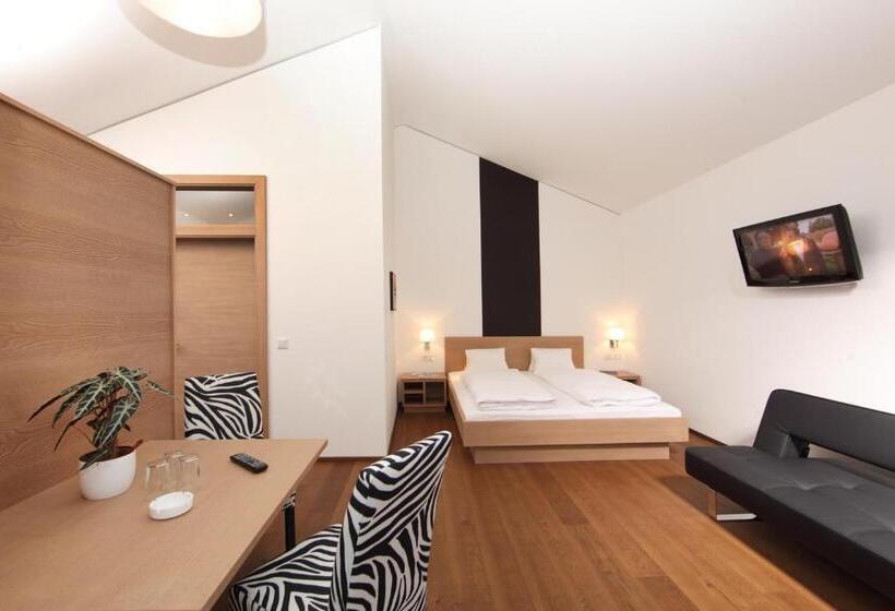 标准三人间, Die Dorfvilla