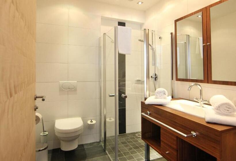 家庭套房, Die Dorfvilla