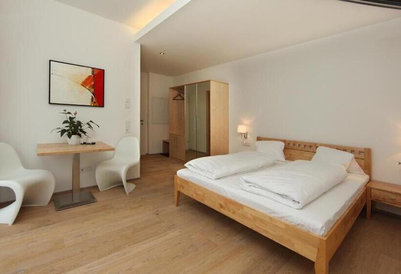 家庭套房, Die Dorfvilla